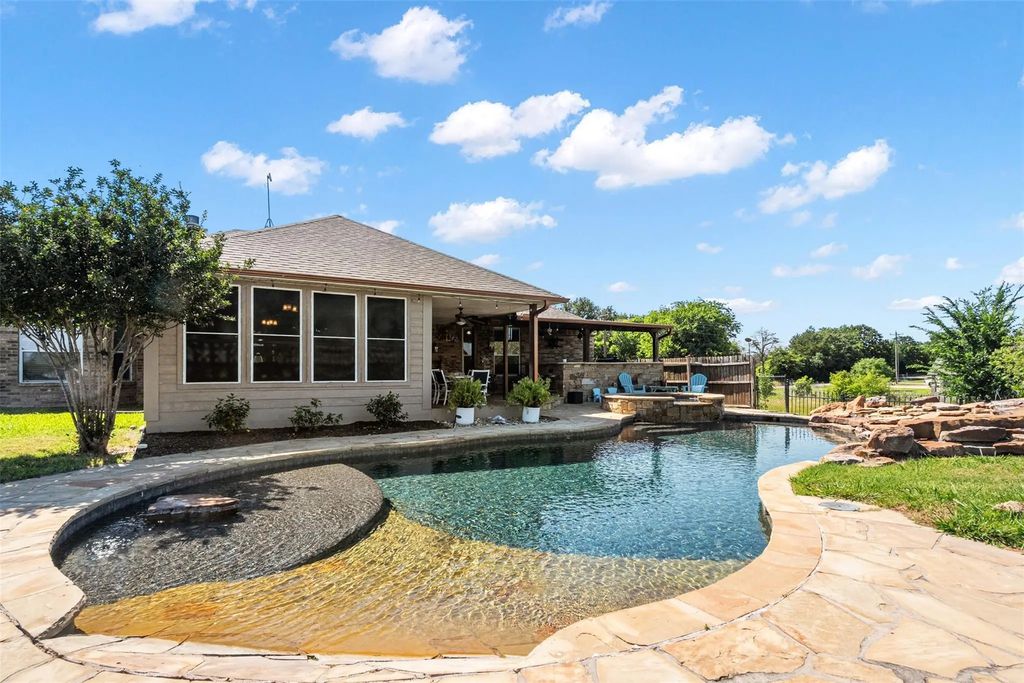 15401 County Road 4052, Kemp