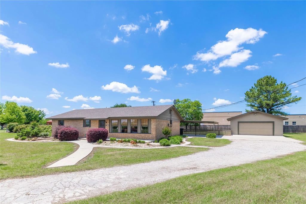 151 E River Oaks Road, Early