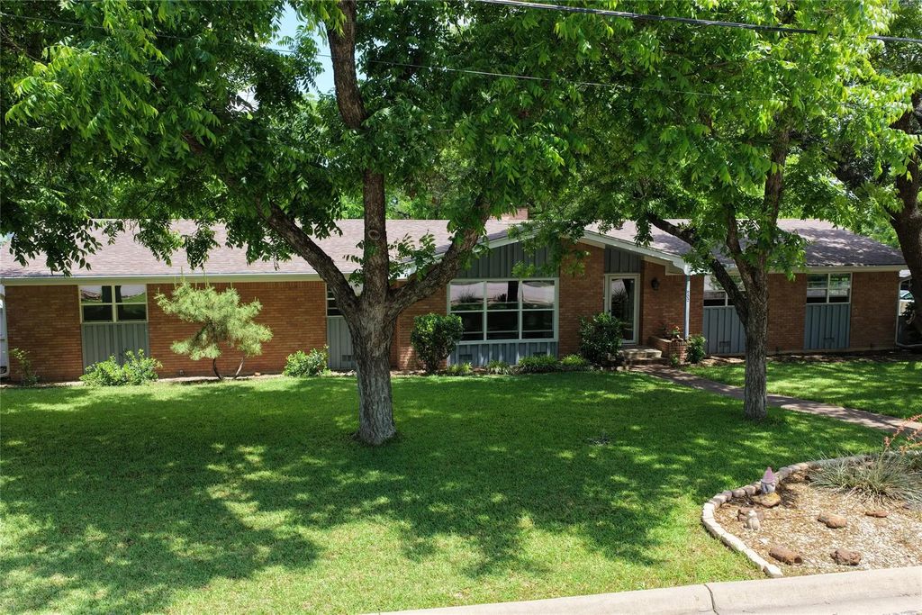 900 N Elm Street, Comanche