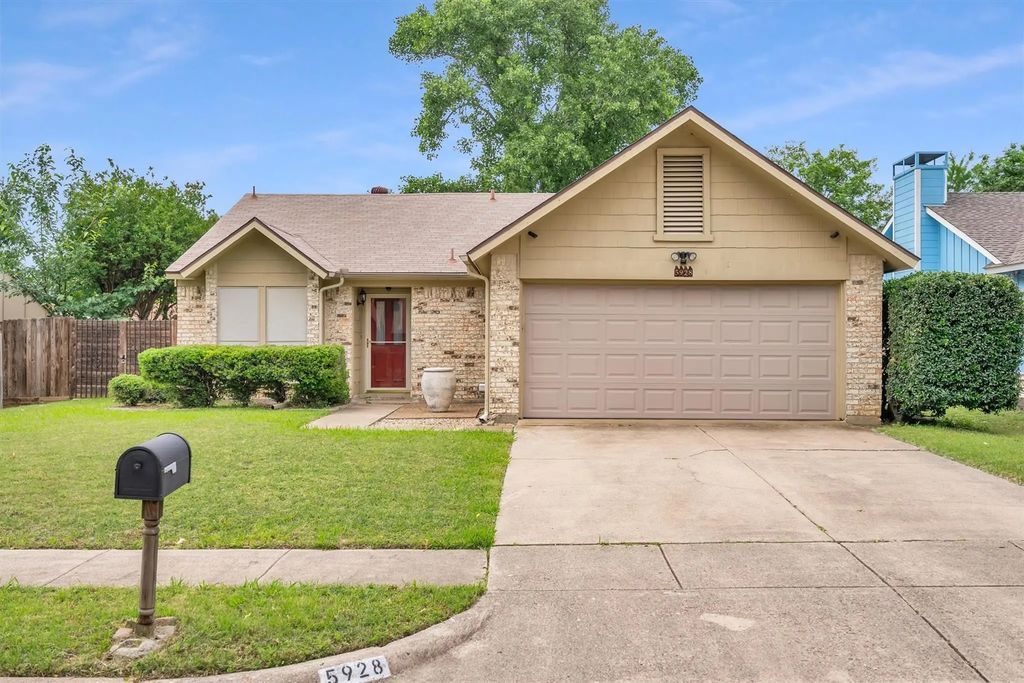 5928 Chisholm Trail, Haltom City