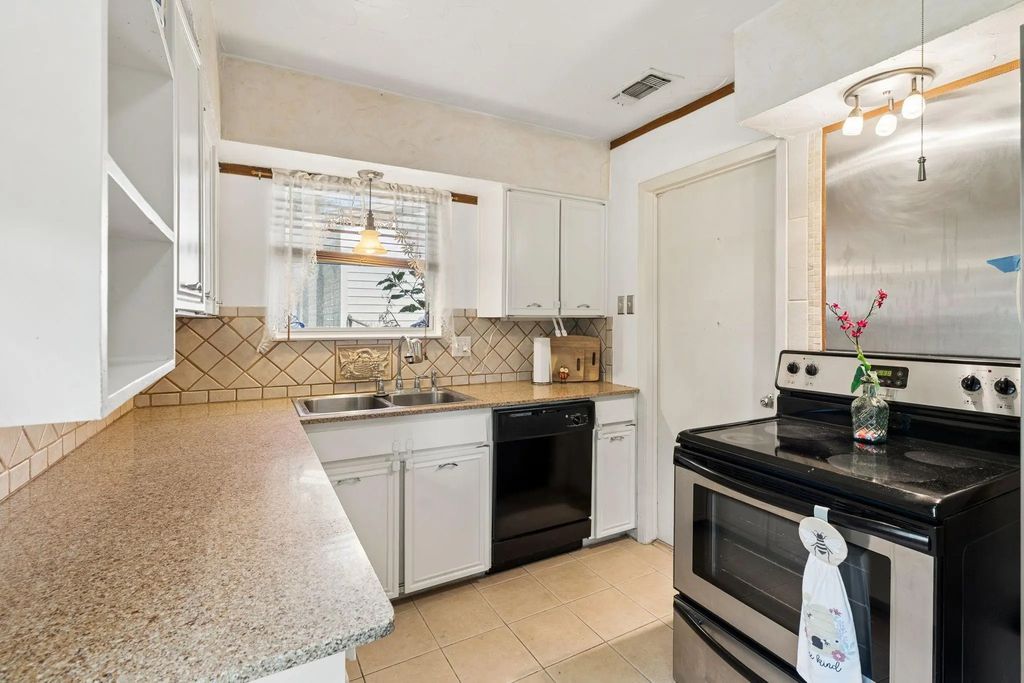 1822 Finley Road, Irving