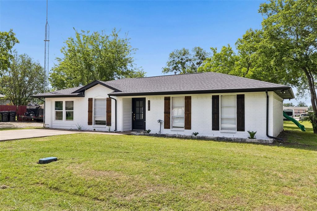 305 E Laura Avenue, Quinlan