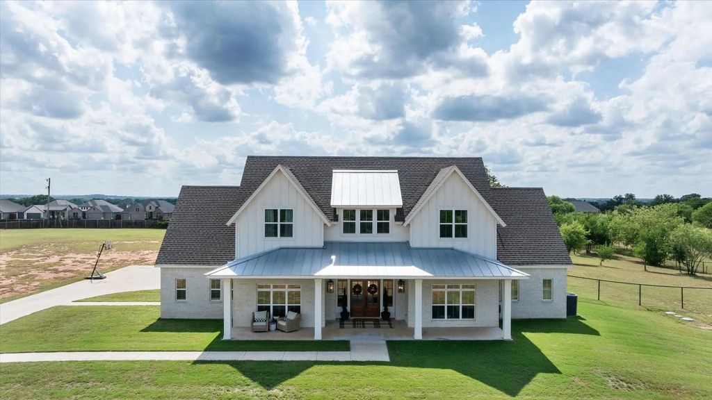 2208 Summerlin Court, Granbury