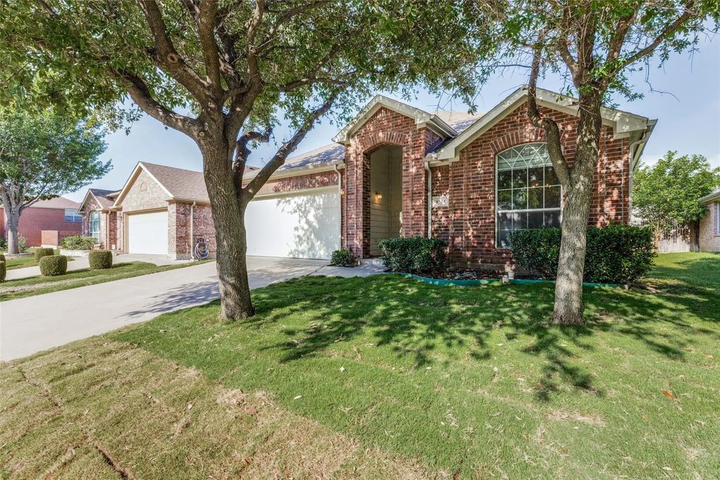 8524 Silverbell Lane, Fort Worth