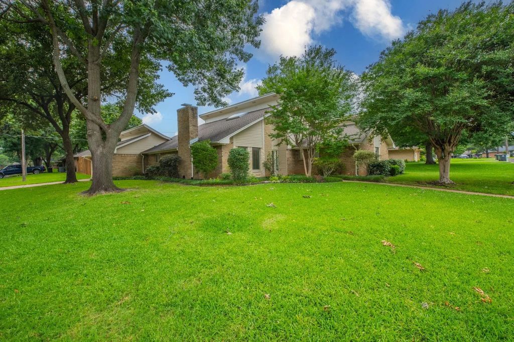 1000 Briarcliff Drive, Arlington