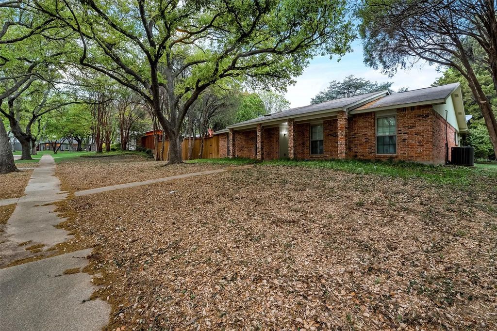3940 Dalgreen Circle, Dallas