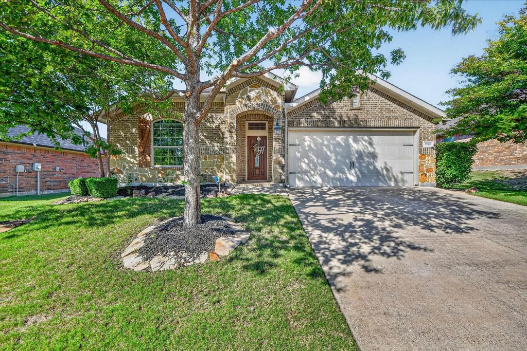 1328 Wysteria Lane, Burleson