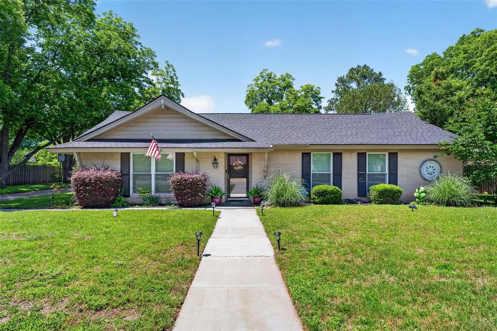 1218 Crestwood Drive, Cleburne
