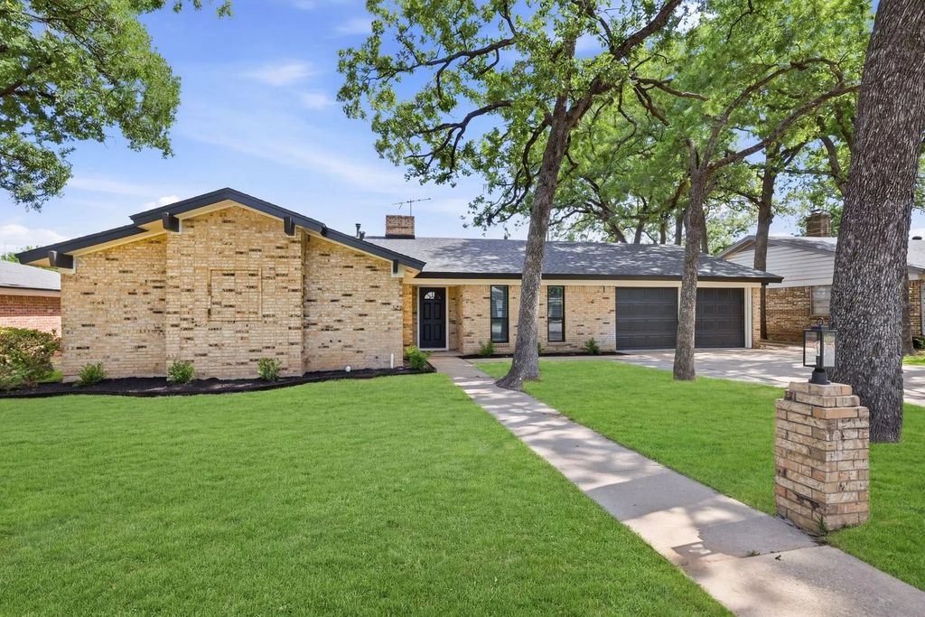709 Thousand Oaks Drive, Hurst