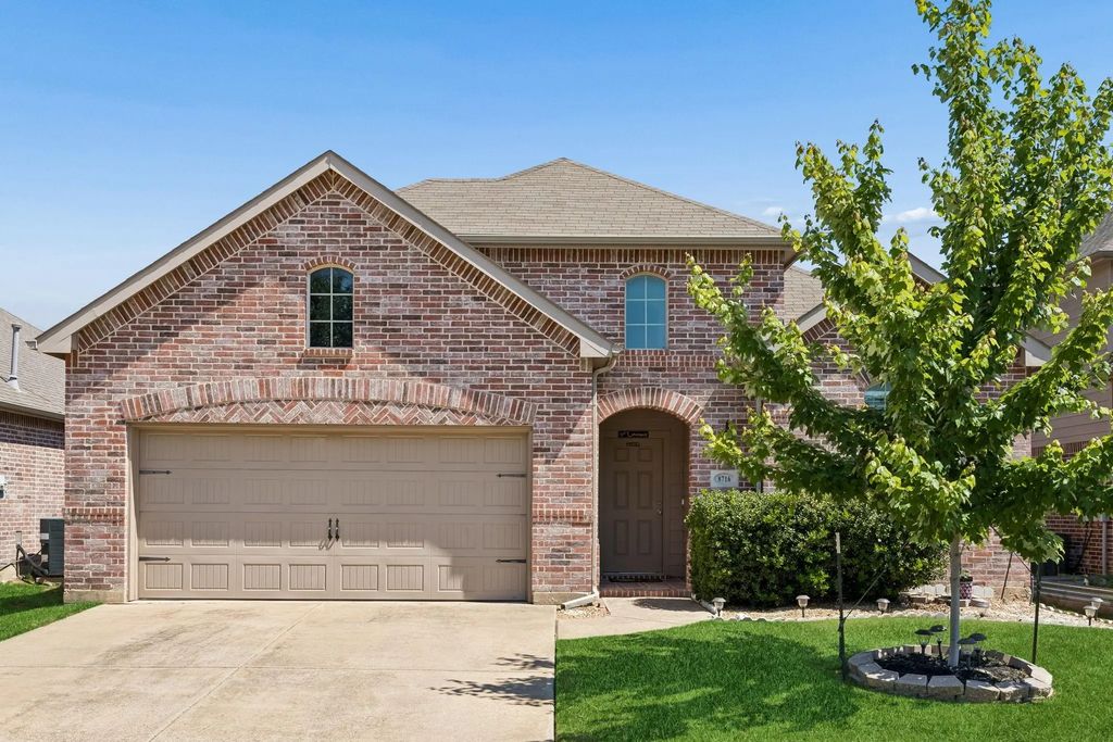 8716 Golden Sunset Trail, Fort Worth