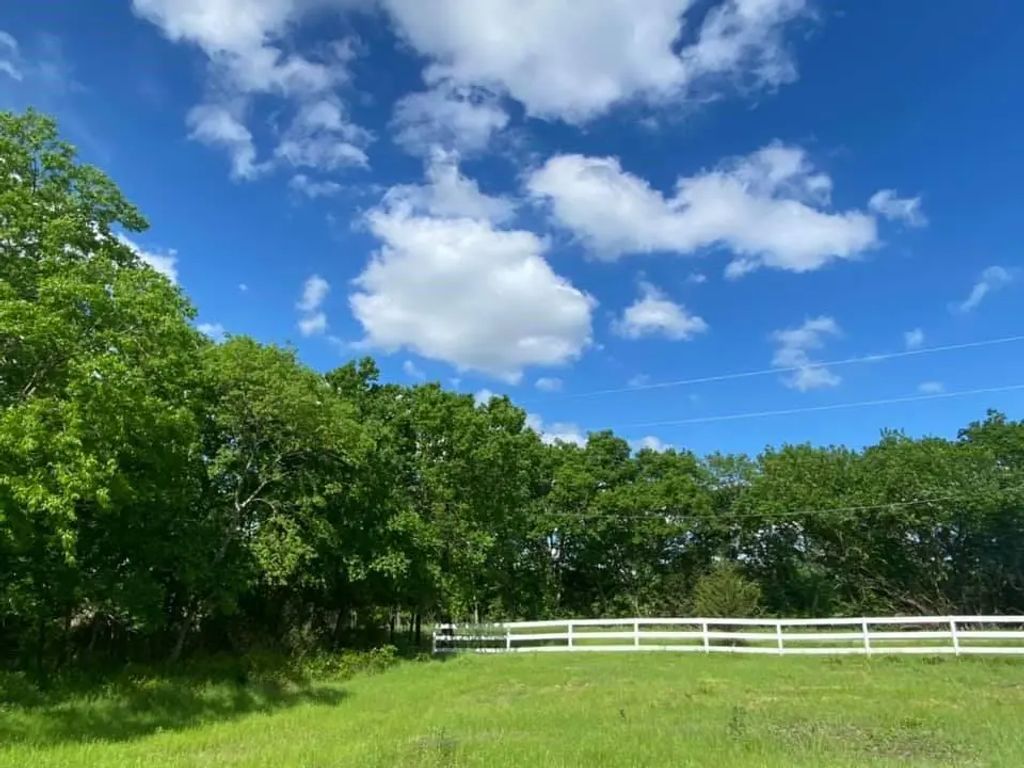 5656 County Road 1094, Celeste