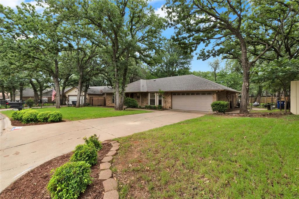 1104 Wood Ridge Drive, Azle