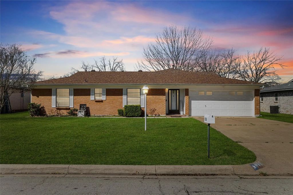 1118 Cozby Street E, Benbrook