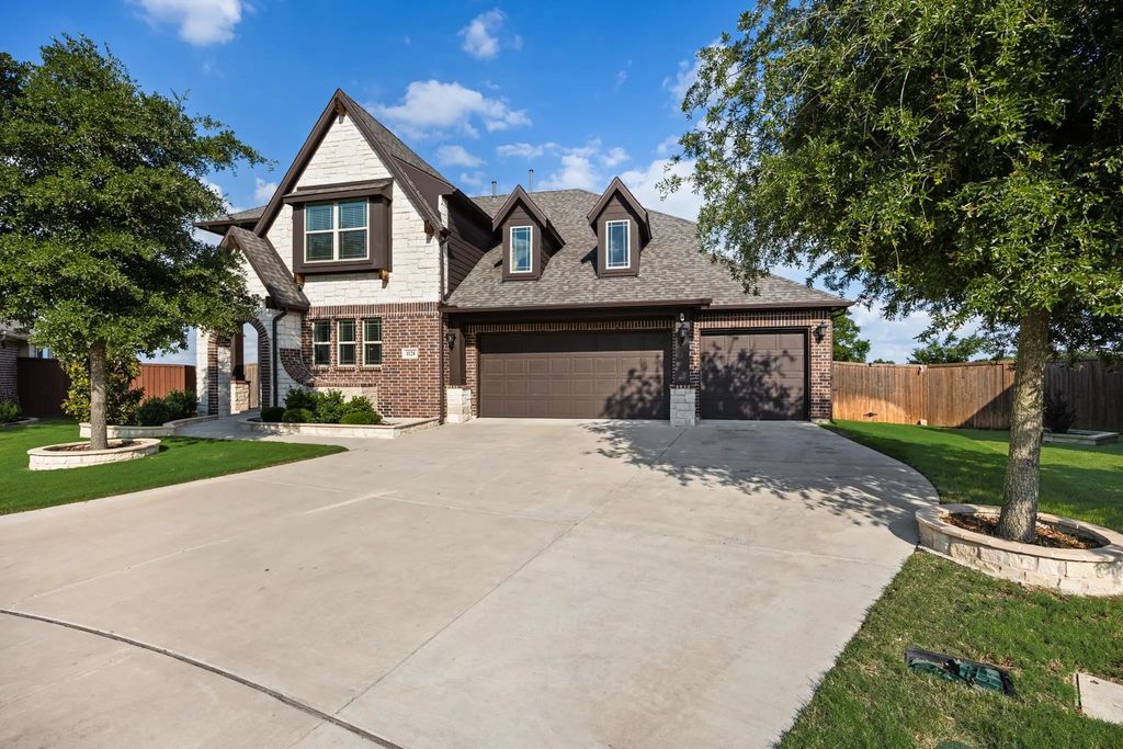 1128 English Oak Court, Burleson