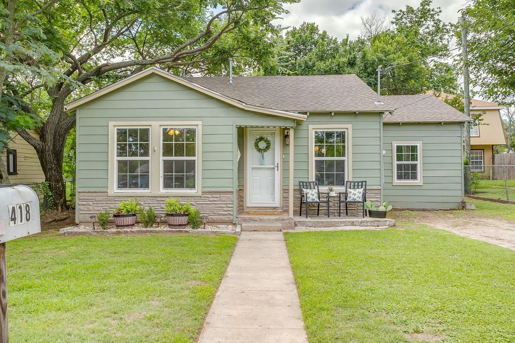 418 E Akard Street, Weatherford