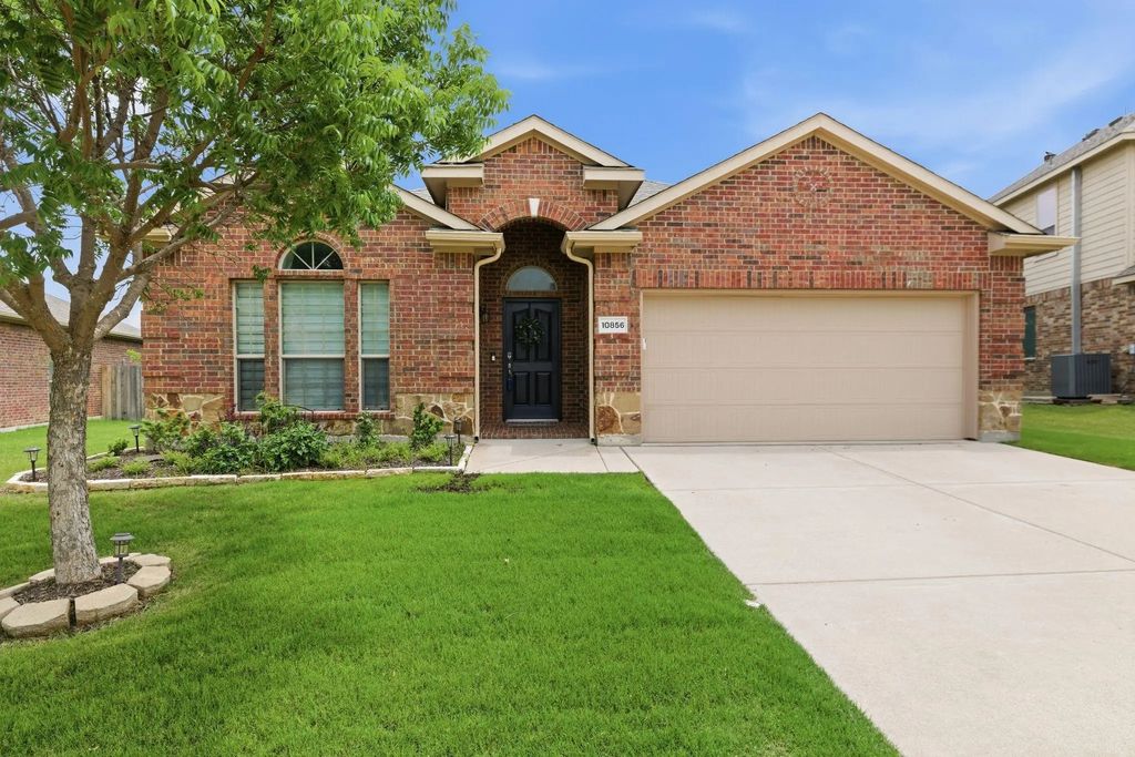 10856 Middleglen Road, Fort Worth