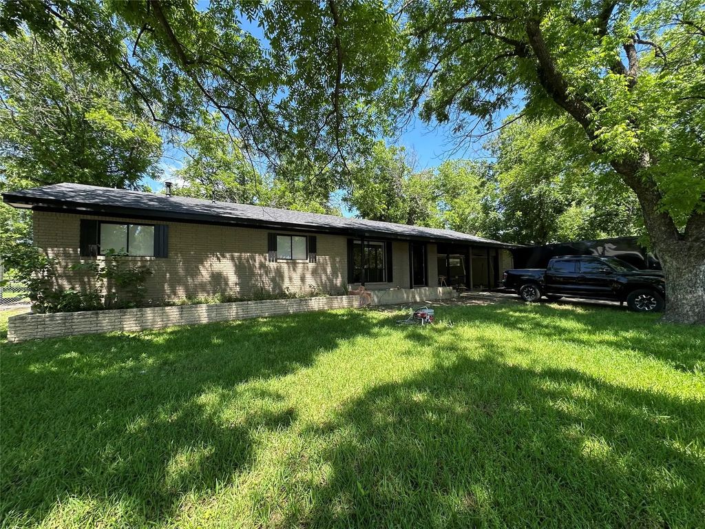 313 Woodlawn Drive, Comanche