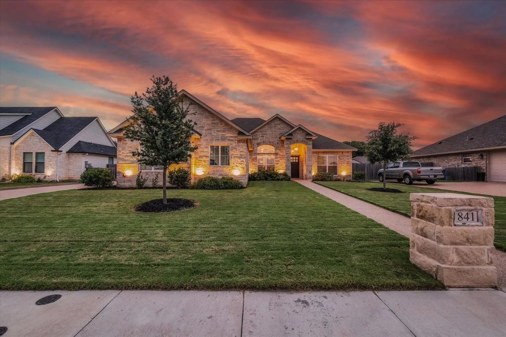 841 Day Star Drive, Hewitt