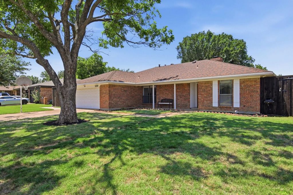 1211 Meadowview Drive, Euless