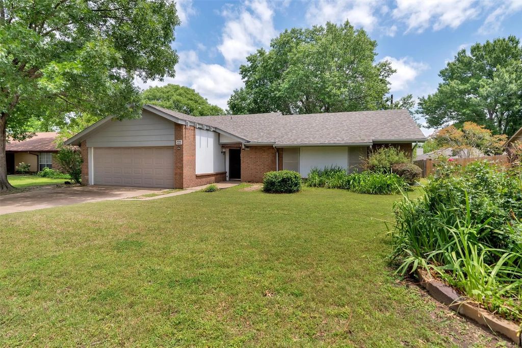 2009 Oak Creek Drive, Sherman