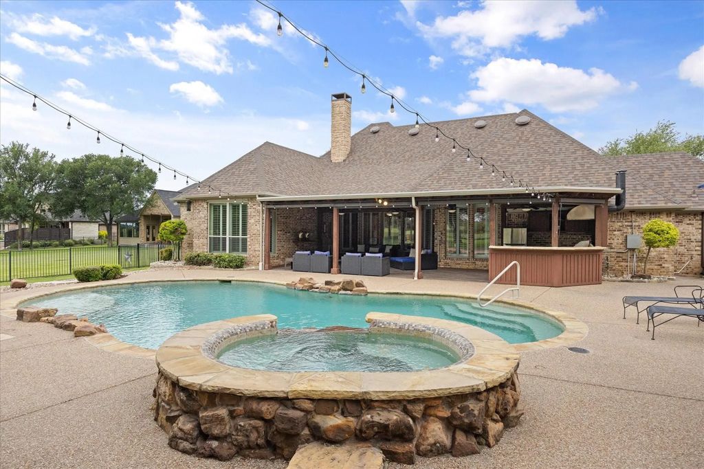 805 Mallard Pointe Drive, Granbury