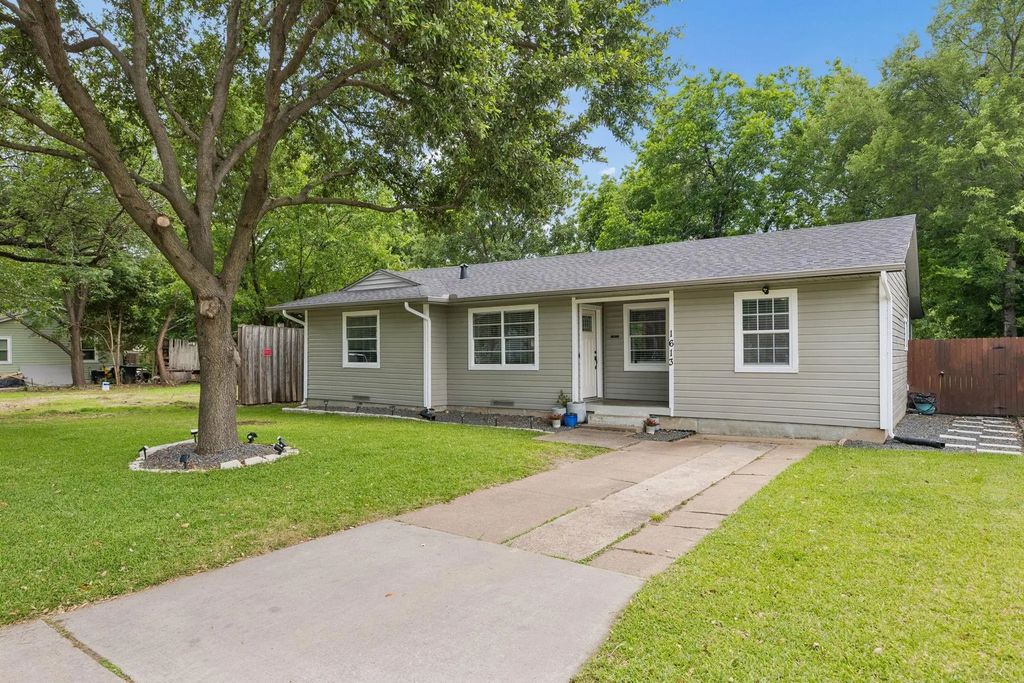 1613 Dale Place, Irving