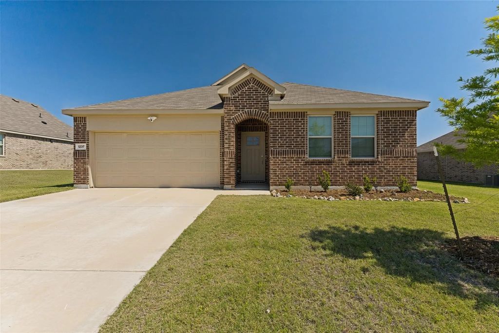 1237 Almond Road, Azle