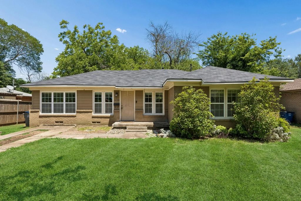3228 E Perryton Drive, Dallas