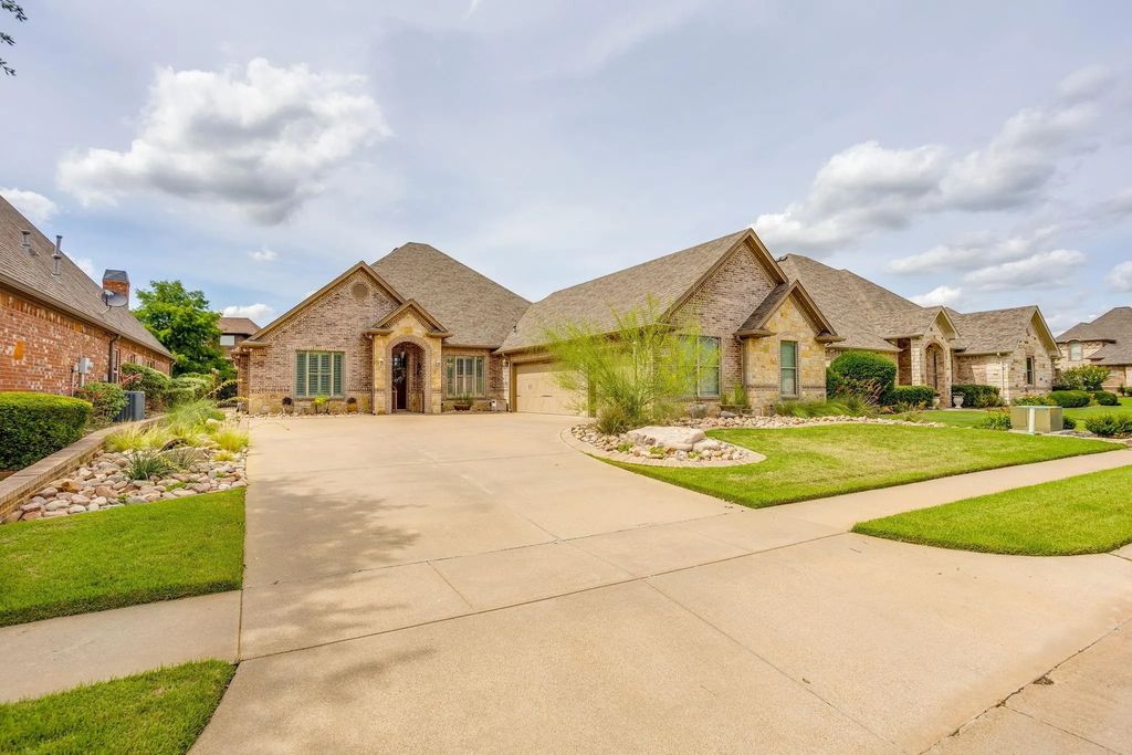 2318 Vienna Drive, Granbury