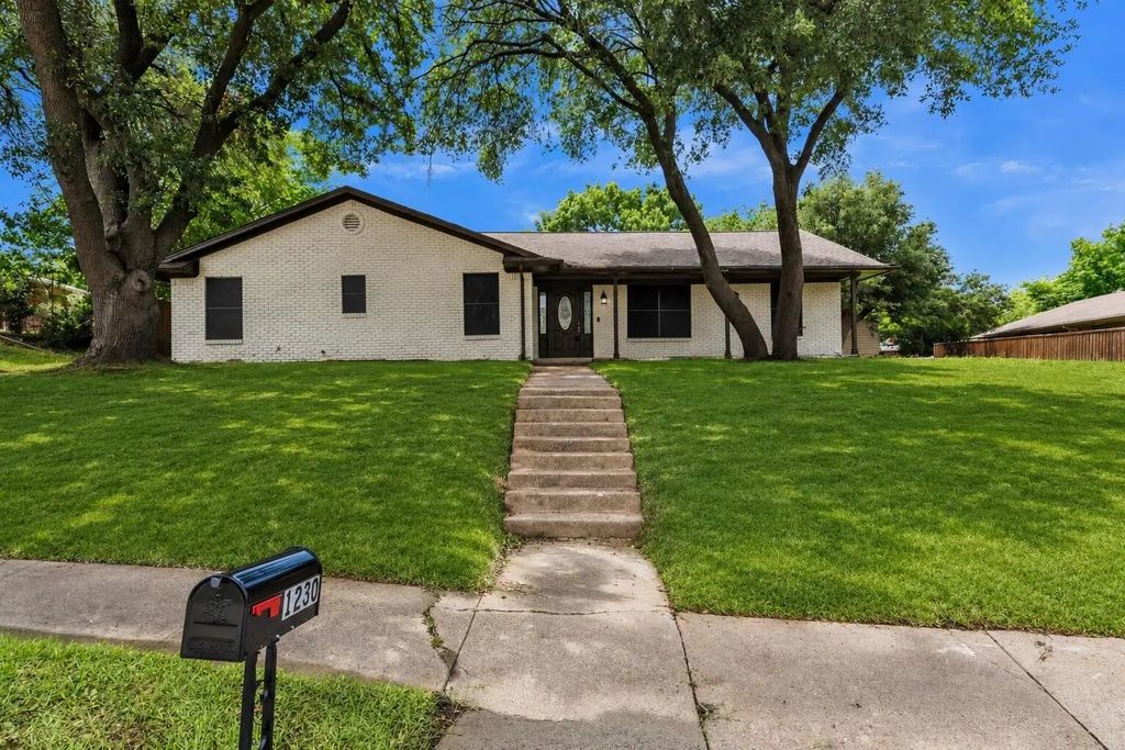 1230 Briar Hollow Lane, Garland