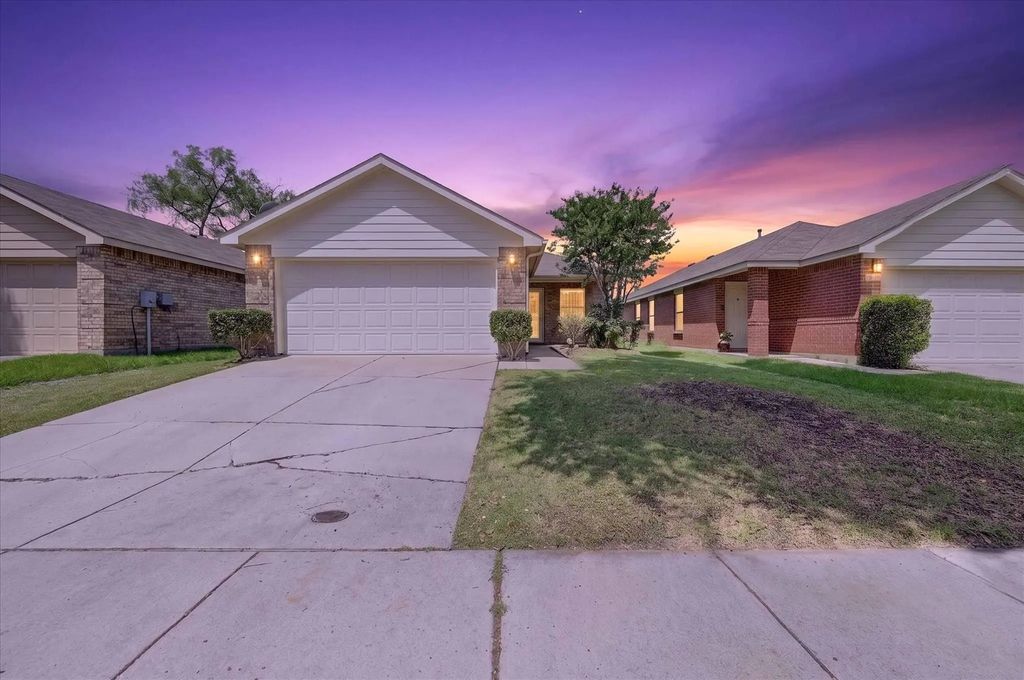 8845 Valley River Drive, Fort Worth