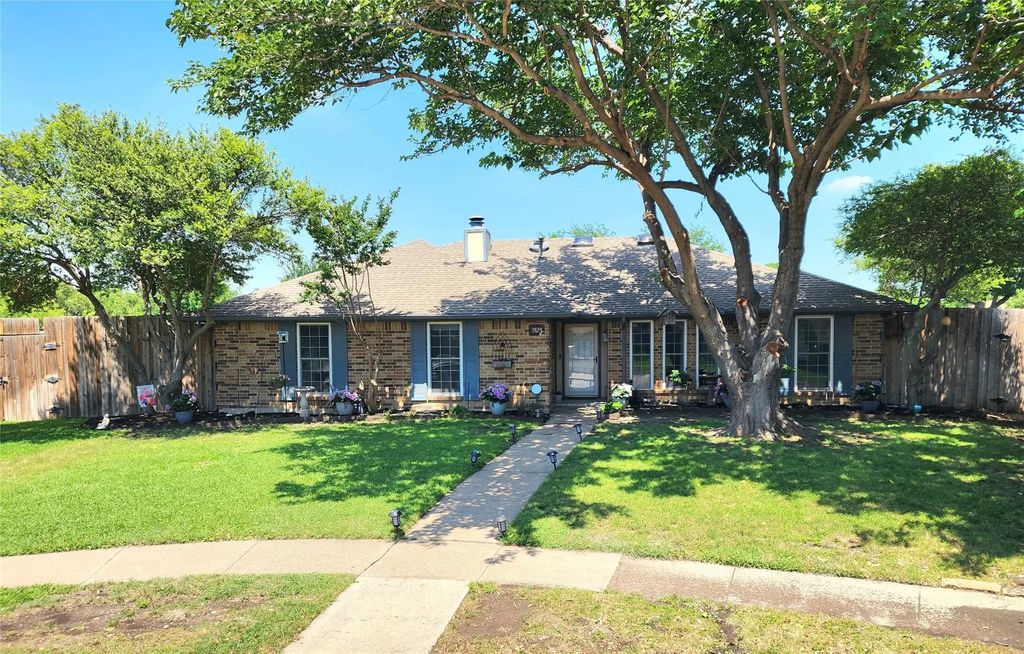 1929 Vista Oaks Drive, Carrollton