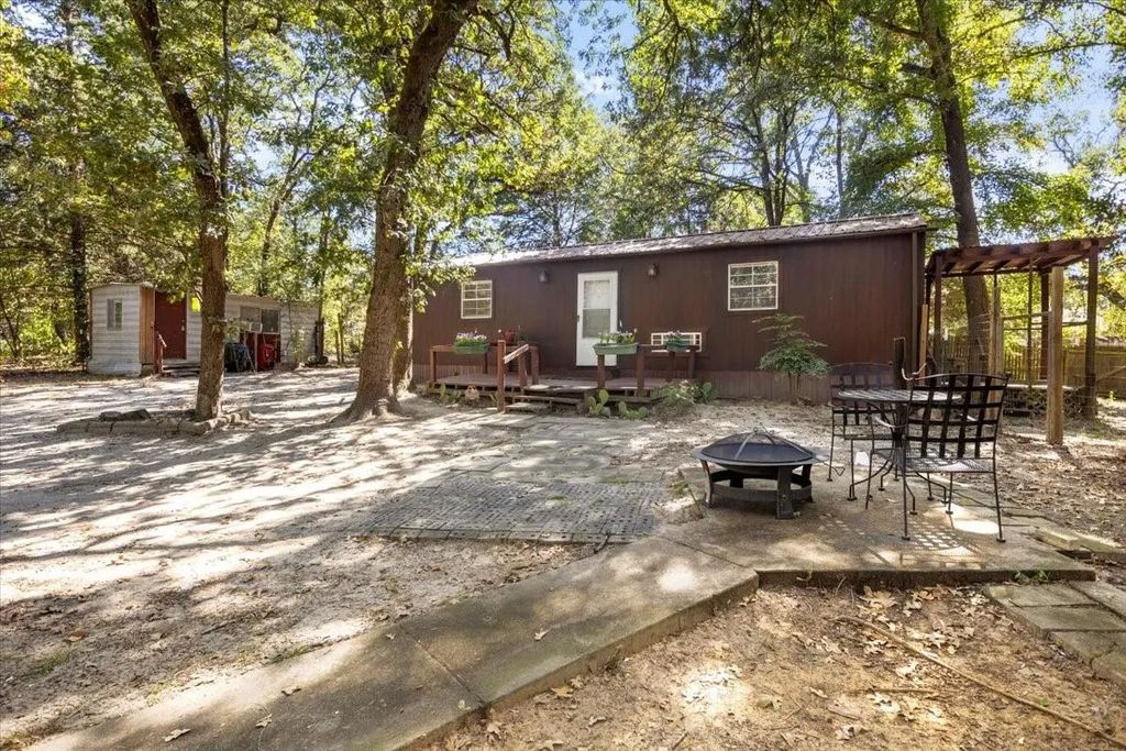 23207 Holly Road, Mineola