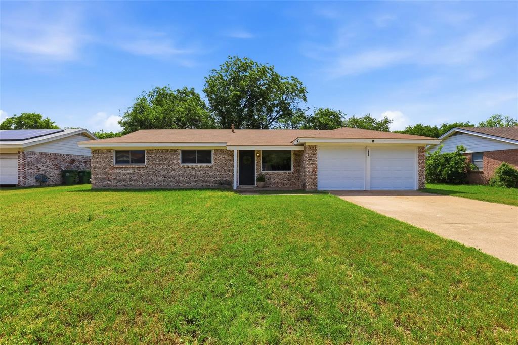 833 Bridle Avenue, White Settlement