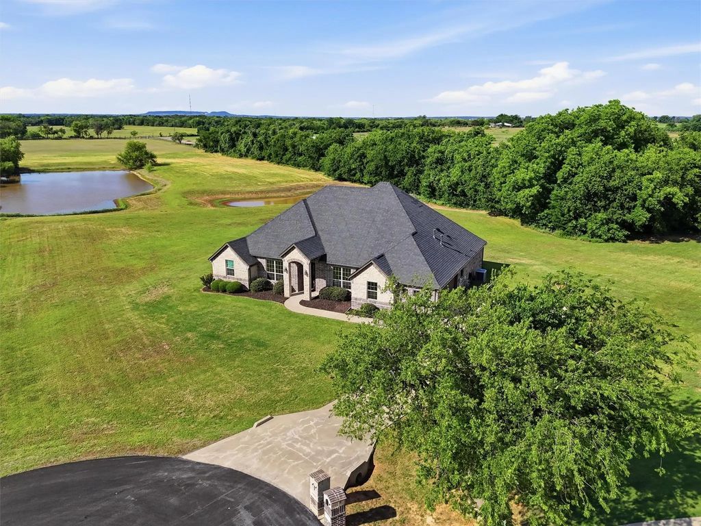 1101 W Iberian Court, Granbury