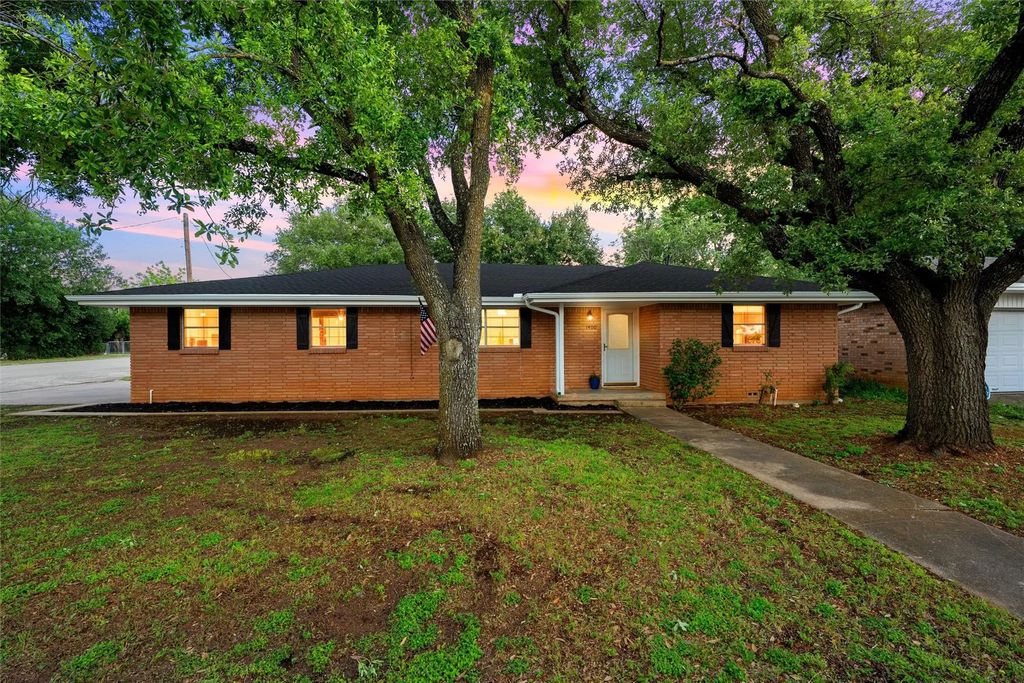 1400 W 6th Street, McGregor