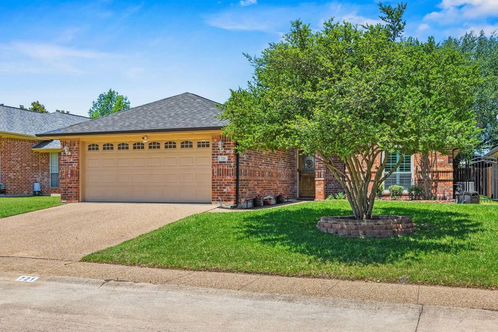 721 Dogwood Lane, Waxahachie