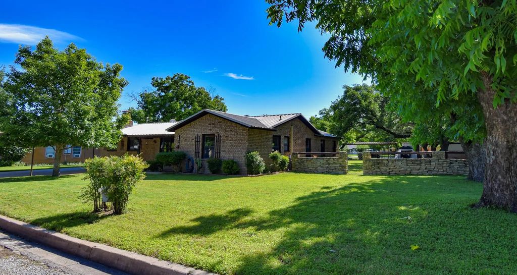 2013 S Walnut, Brady