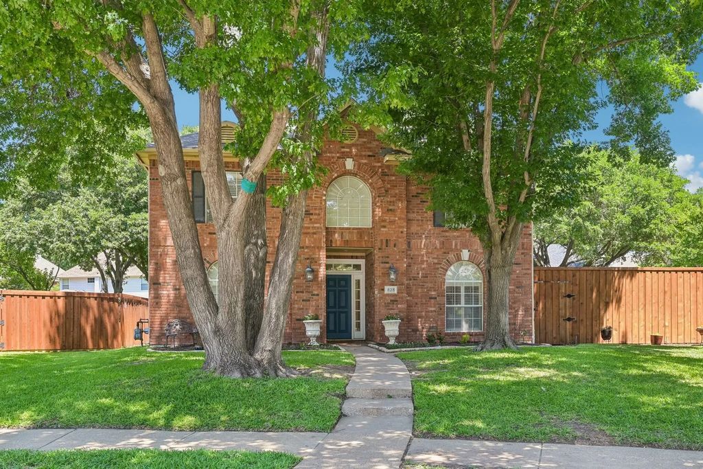 828 Lakeview Court, Coppell