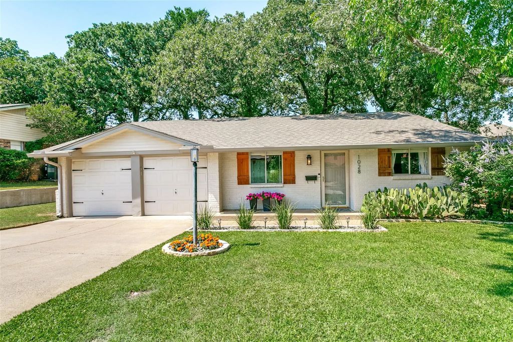 1028 Meadowbrook Drive, Grapevine
