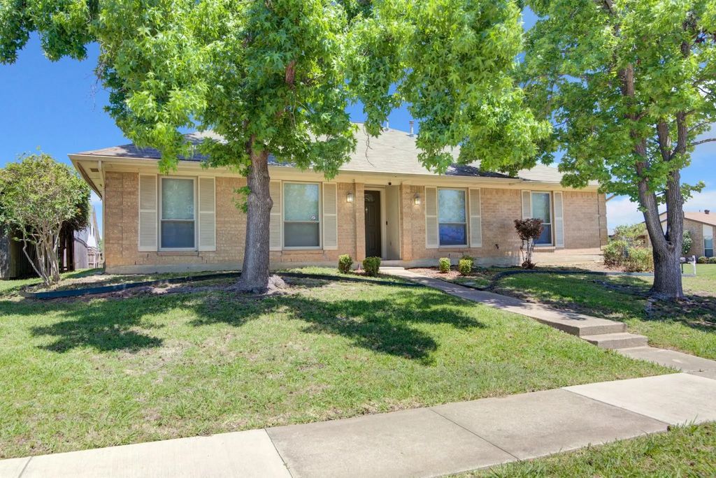 1733 Brighton Drive, Carrollton