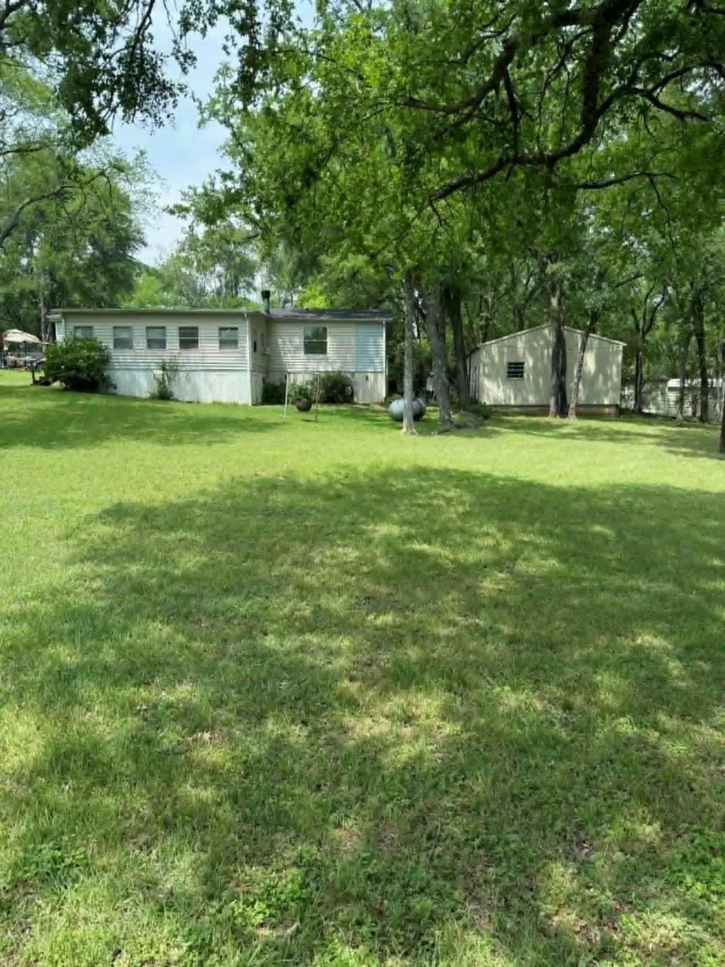 220 Hollyglen Street, Gun Barrel City
