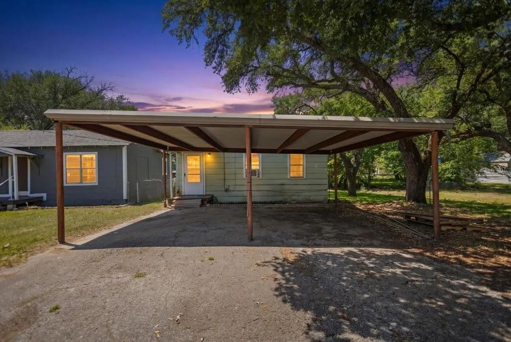 249-253 N Pecan Street, Van