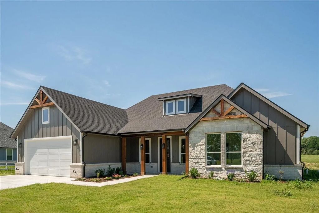 1533 County Road 4945, Leonard