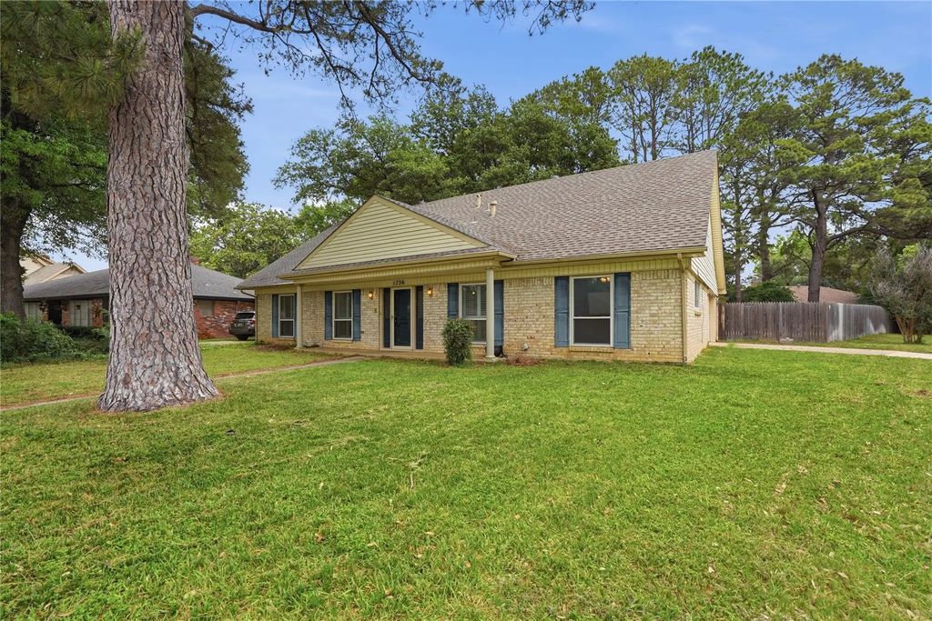 1726 Venetian Circle, Arlington