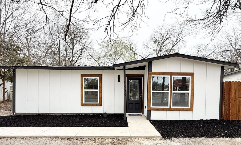 1303 N Galloway Avenue, Mesquite