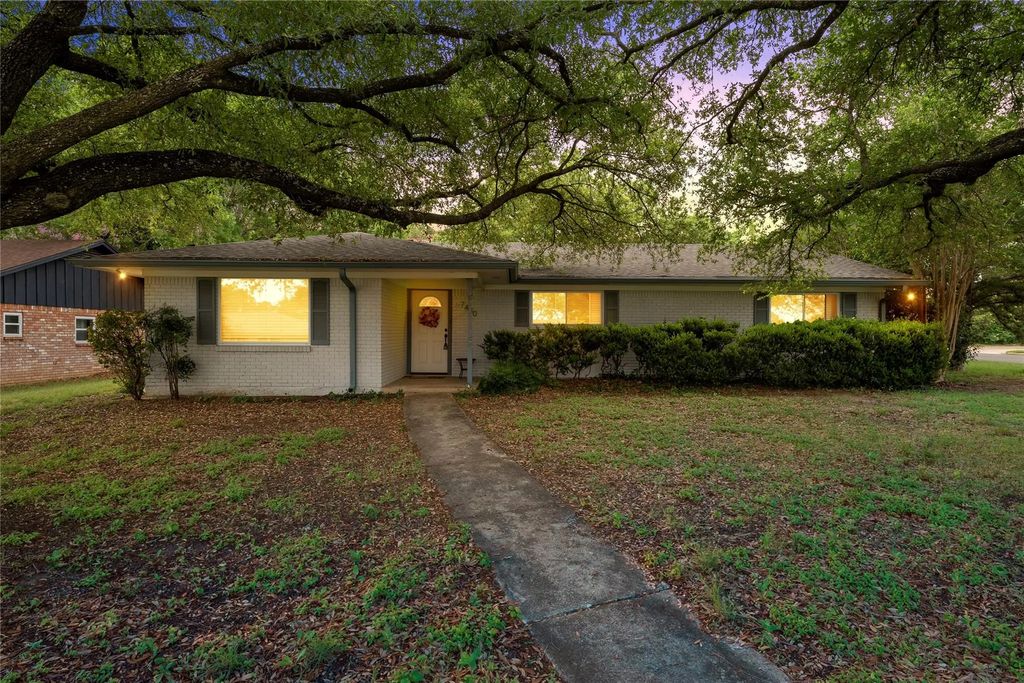 7440 Brentwood Circle, Woodway