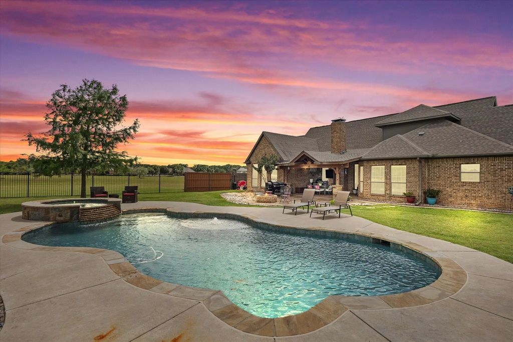 2033 Pin Oak Drive, Kaufman