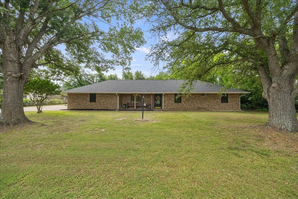 228 Kings Creek Drive, Terrell