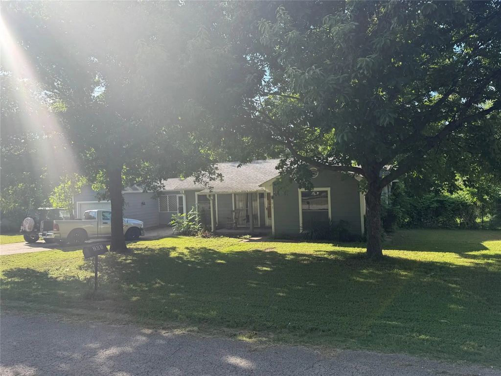 203 E Dallas Street, Hutchins